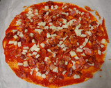 Foto del paso 3 de la receta: Pizza de pasta brisa con chorizo ibérico y queso viejo