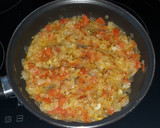Foto del paso 2 de la receta: Empanadas de cebolla, tomate y queso