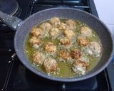 A picture of step 3 of Meat ball in sauce.
