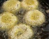 Foto langkah ke 5 dari resep Donat Pisang Wijen.