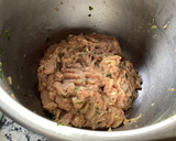 Foto del paso 1 de la receta: Albóndigas de cerdo con salsa de tomate