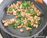 รูปขั้นตอนการทำที่ 5 ของ หมูสับผัดกระเทียมพริกไทยใบโหระพากรอบ