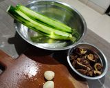 Foto langkah ke 1 dari resep Cah timun Jepang&jamur shitake.