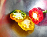 Foto del paso 1 de la receta: Pimientos tricolor rellenos con pavo y queso azul