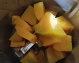 A picture of step 2 of Red pumpkin sweet gharge.