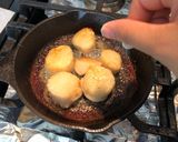 Hình bước làm 4 của món Sò điệp áp chảo với tỏi và rau quế