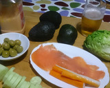 Foto del paso 1 de la receta: Aguacates rellenos de salmón y pepino