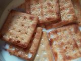cake biskuit crackers