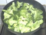 Brócoli a la sartén con lomo adobado