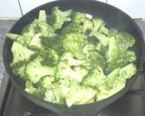 Foto del paso 4 de la receta: Brócoli a la sartén con lomo adobado