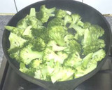 Foto del paso 4 de la receta: Brócoli a la sartén con lomo adobado