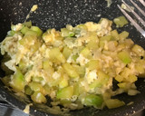 Foto del paso 3 de la receta: Cena súper rápida y saludable: revuelto de calabacín y cebolla con chips de boniato al microondas