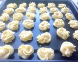 Foto langkah ke 5 dari resep Kue Sagu Keju.