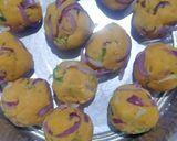 A picture of step 2 of Patnam Pakoda.