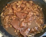 Foto del paso 7 de la receta: Carne de res en salsa de vino y champiñones