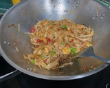Foto langkah ke 3 dari resep Kwetiau goreng.