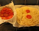 Foto del paso 9 de la receta: Pizza fugaceta (creo que así se llama) y otra fugazza a la italiana