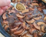 Foto del paso 4 de la receta Medallones de ternera en salsa de vino tinto y champiñones