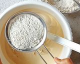 Foto langkah ke 3 dari resep Cake Rempah Toping Kenari.
