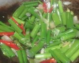 Foto langkah ke 2 dari resep Tumis Bunga Bawang Tempe Teri.