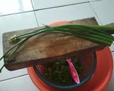 Foto langkah ke 1 dari resep Oseng putut (kembang bawang) tempe.