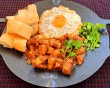 Hình bước làm 3 của món Bánh mì chảo sườn kho ốp la