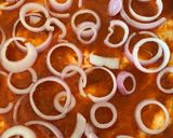 صورة لخطوة 7 من وصفة بيتزا بعجينة الـ10 دقاايق🍕🔥