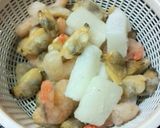A picture of step 4 of Seafood Yaki Udon.