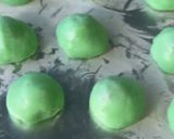Gambar langkah 5 resipi Mochi inti kacang merah & hijau pandan.