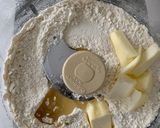 A picture of step 2 of Leek Quiche.