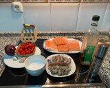 Foto del paso 1 de la receta: Salmón con almejas y langostinos