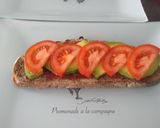 Une image de l'étape 2 de Toast avocat groseille et saumon.