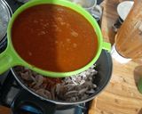 Foto del paso 2 de la receta: Pierna de cerdo con papitas y chile rojo