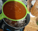 Foto del paso 2 de la receta: Pierna de cerdo con papitas y chile rojo