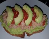 Foto del paso 3 de la receta: Tostada de aguacate 🥑atún🐟 y tomate🍅