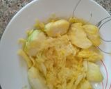 A picture of step 1 of Khatti meethi kairi ki chatni.