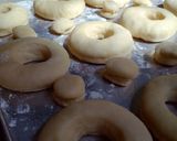Foto langkah ke 5 dari resep DONAT SUPER EMPUK,LEMBUT DAN RINGAN Tanpa Kentang.