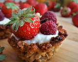 Foto del paso 5 de la receta: Cestitas de granola con queso y frutos rojos