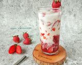Foto langkah ke 4 dari resep Korean Strawberry Milk latte.