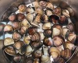 A picture of step 1 of Stir-Fried Clams.