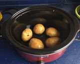 Foto del paso 3 de la receta Muslos de pollo asados con hierbas aromáticas y papas (Crockpot)