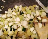 Foto del passaggio 1 della ricetta Frittata di patate, zucchine e porri