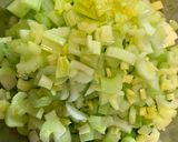 รูปขั้นตอนการทำที่ 1 ของ Celery Juice Cleanse (ขึ้นฉ่ายฝรั่ง)น้ำเซเลอรี่ มหัสจรรย์ เมนู ดีท็อก ร่างกายกันบ้างค่ะ😊