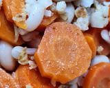 Foto del paso 4 de la receta: Ensalada de alubias blancas al ajo con zanahorias al jengibre