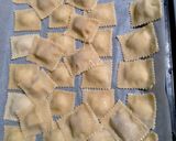 Une image de l'étape 3 de Ravioli chèvre et jambon de parme. Sauce crème de parmesan.