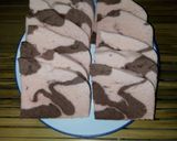 Foto langkah ke 12 dari resep Bolu Strawberry Marmer Kukus.