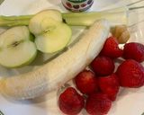 Hình bước làm 1 của món Smoothie : táo, dâu