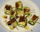 Foto del passaggio 4 della ricetta Involtini di zucchina e feta scottati con salsa menta e peperoncino o pepe rosa