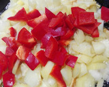 Foto del paso 2 de la receta: Tortilla de patatas con pimiento y chorizo