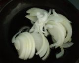 Foto del paso 1 de la receta: Costeleta de cerdo con arroz y cebollas caramelizada